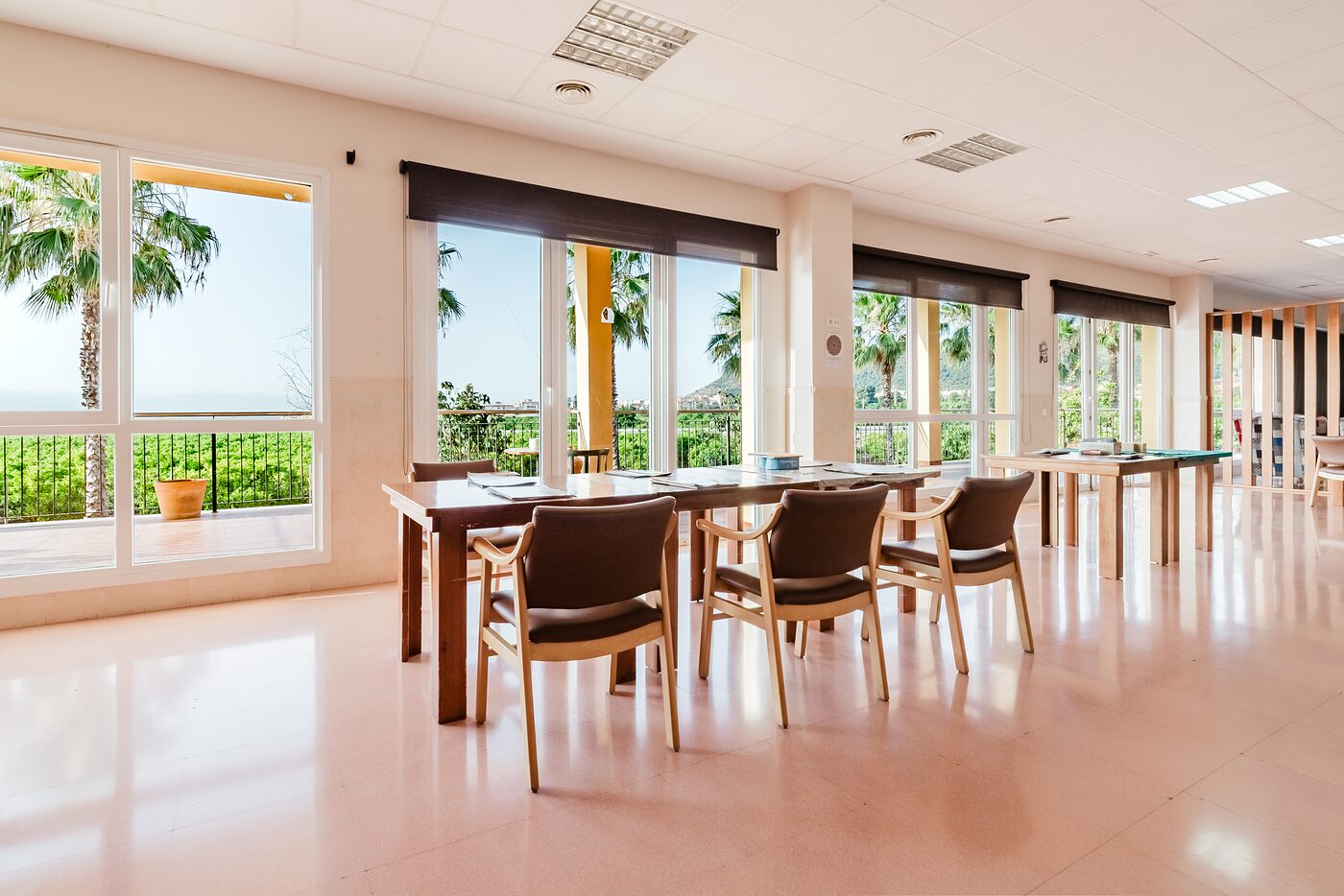 Comedor amplio y luminoso con grandes ventanales y vistas al exterior