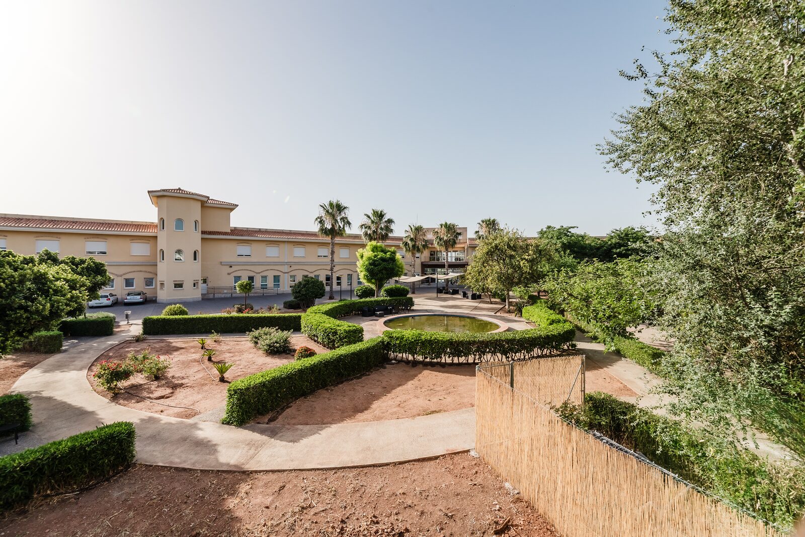 Fachada principal y jardines de la residencia