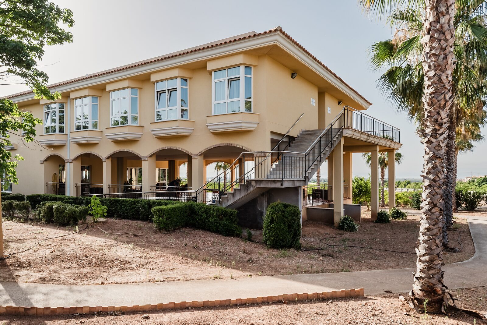 Fachada con arcos y escalera exterior