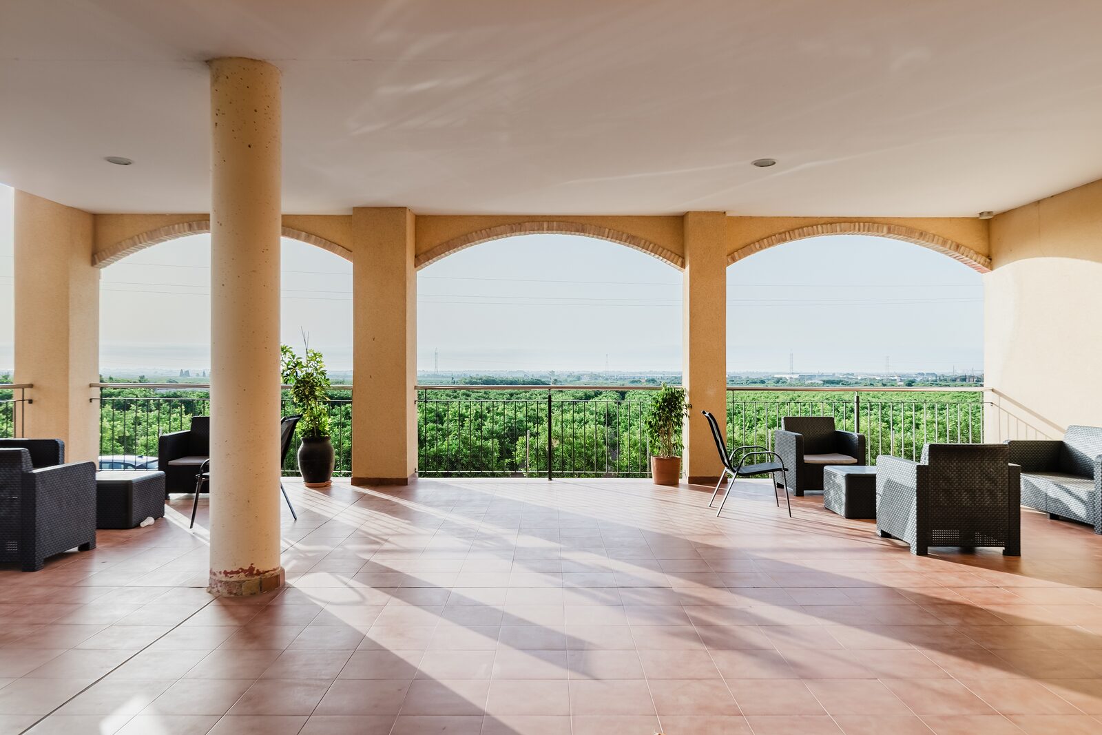 Terraza con arcos y vistas a los naranjos