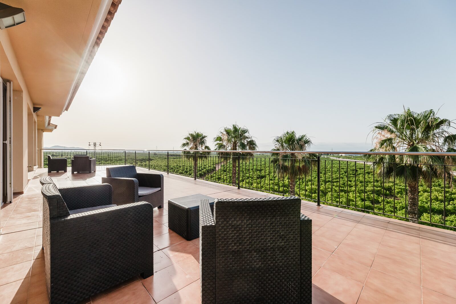 Terraza con mobiliario y vistas al atardecer