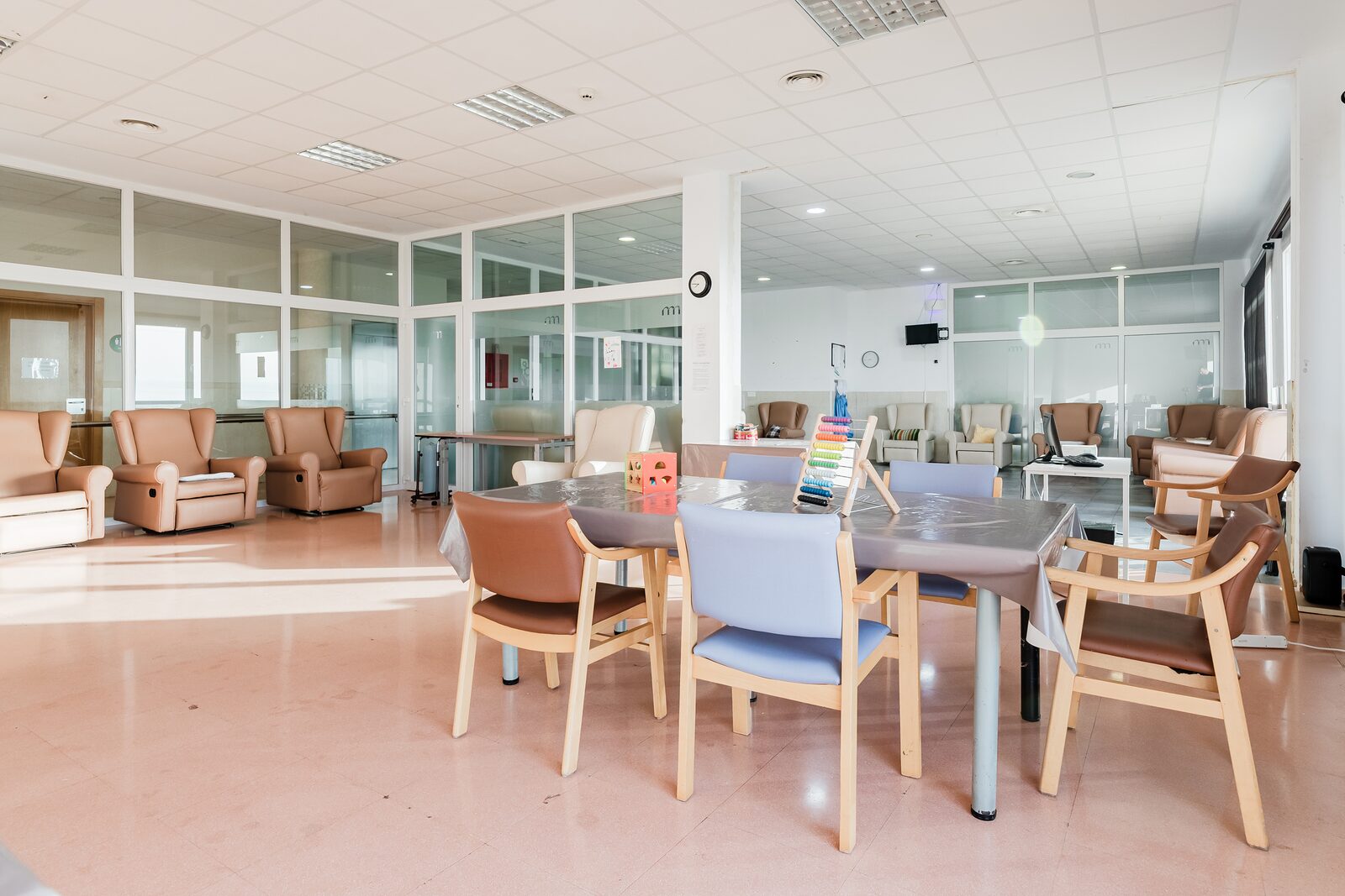 Sala de estar con mesas de juego y zonas comunes