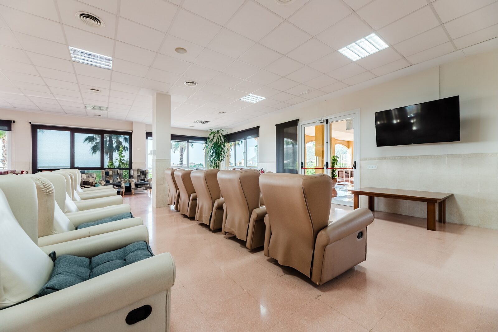Sala de televisión con butacas de descanso