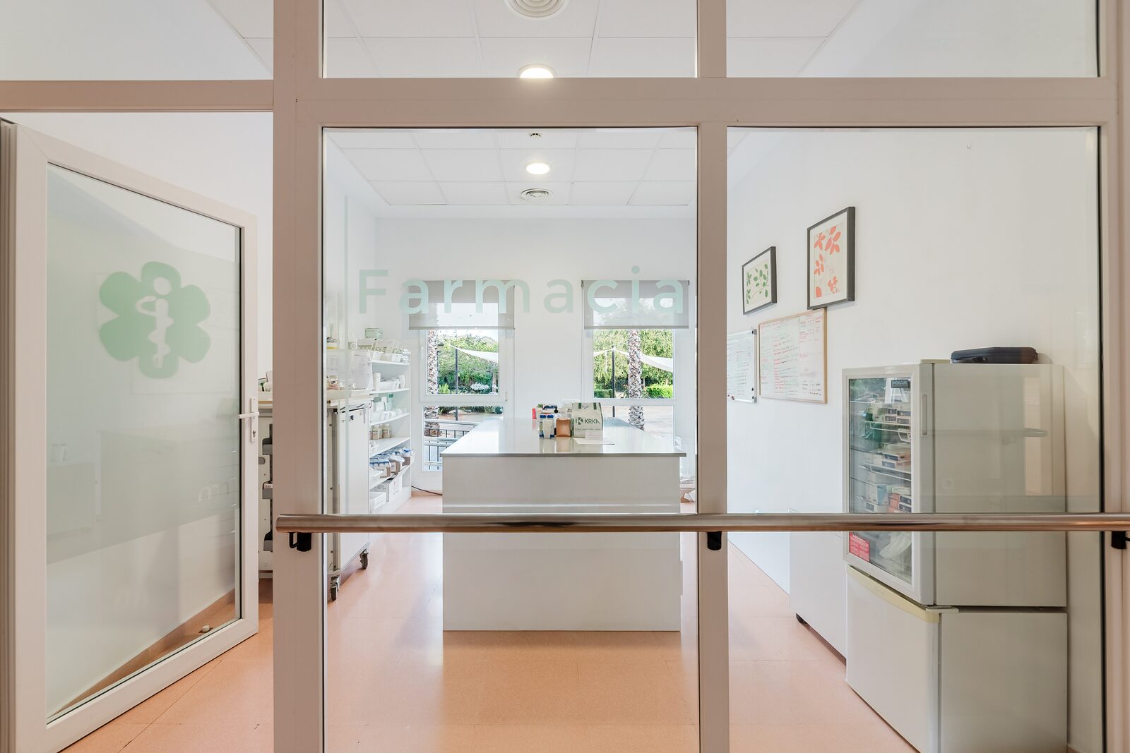 Servicio de farmacia y atención sanitaria